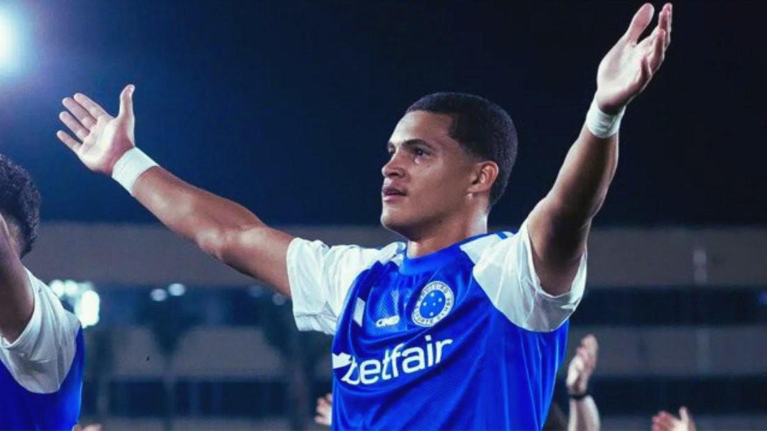 斯基拉:多特正在谈判,尝试签克鲁塞罗17岁左后卫普拉特斯